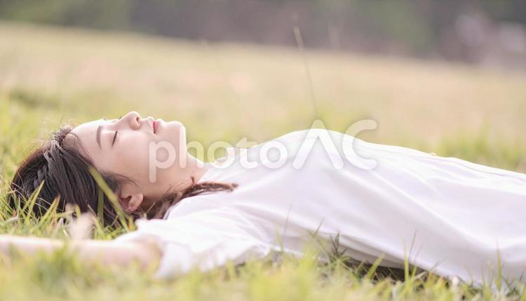 芝生で寝転がる 芝生,寝転がる,寝るの写真素材