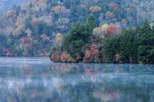 湯の湖の紅葉 湯の湖の紅葉 景観,湯の湖,日光の写真素材