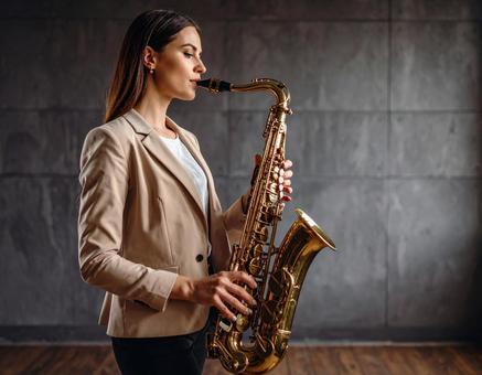 女性　音楽家　バリトンサックス　ジャズの写真