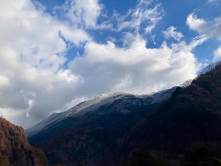 白銀の静けさ 白銀の静けさ 雪山,薄雪,冬の写真素材