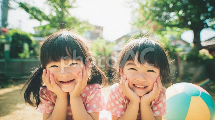笑顔の双子の女の子・姉妹・子供・無邪気 双子,女の子,子供の写真素材