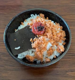 政府備蓄米昆布ご飯に鮭フレーク等の茶碗飯 政府備蓄米昆布ご飯に鮭フレーク等の茶碗飯の写真