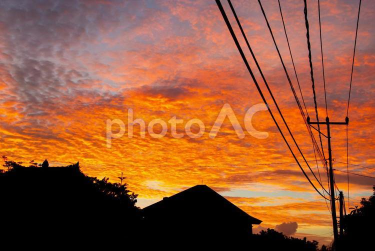 夕焼けの住宅街 夕日,家,雲の写真素材