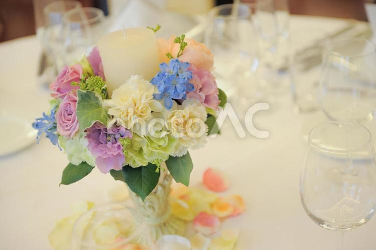 パーティーテーブルに飾られた花とグラス 披露宴,パーティー,花の写真素材