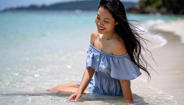 海 デート ビーチ ワンピース 彼女の写真