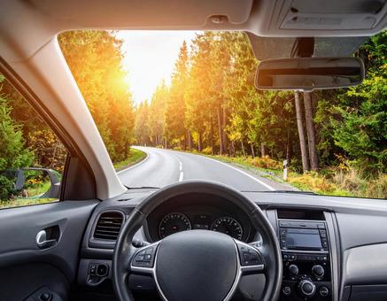 自動車の運転席から見える景色 自動車の運転席から見える景色の写真