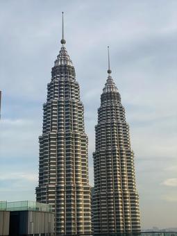 黄金に染まるツインタワー 黄金に染まるツインタワー 建物,海外,高層ビルの写真素材