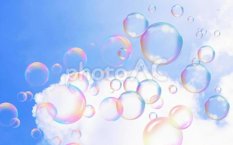 青空へと舞い上がるシャボン玉 シャボン玉,幻想的,お洒落の写真素材