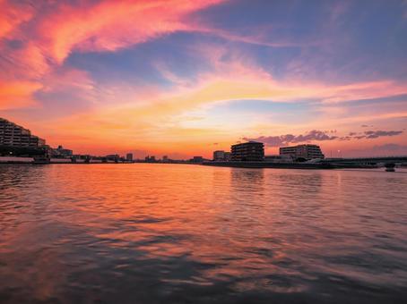 奥戸に流れる中川の夕焼けの写真