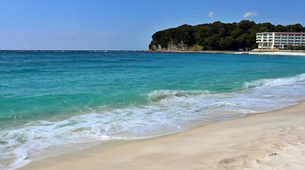 青い海と白い砂浜が美しい白良浜 青い海と白い砂浜が美しい白良浜の写真