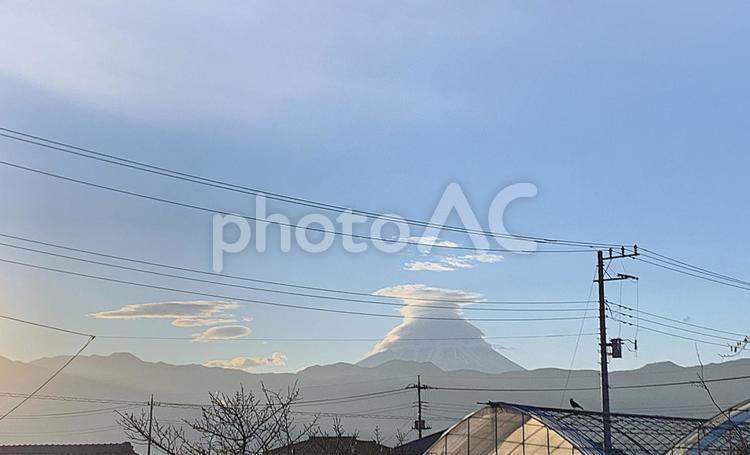 とおくに富士さん 富士山,雲と富士山,雲の写真素材