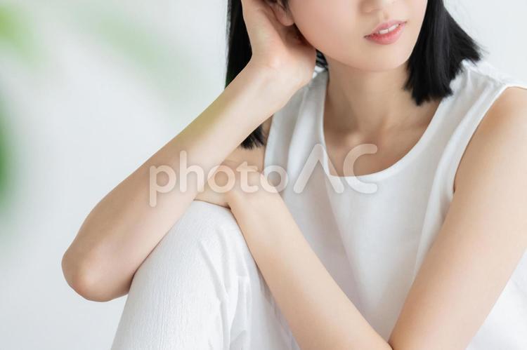 白い服を着た若い女性　美容・健康イメージ 女性,美容,健康の写真素材
