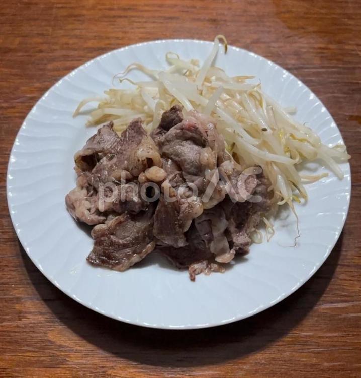 R7.05.28　焼き肉ともやしレンチン 夕食,焼き肉,もやしレンチンの写真素材