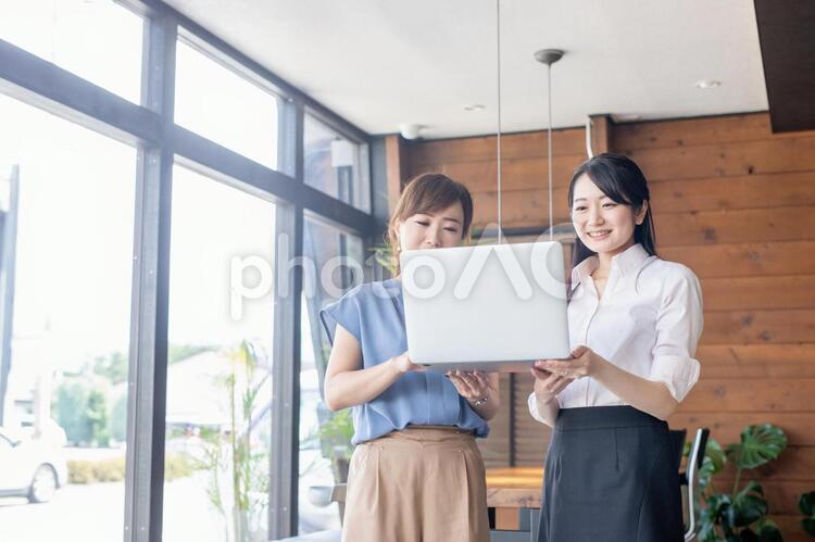 オフィスにいるビジネスウーマン ビジネスウーマン,ノートパソコン,オフィスの写真素材