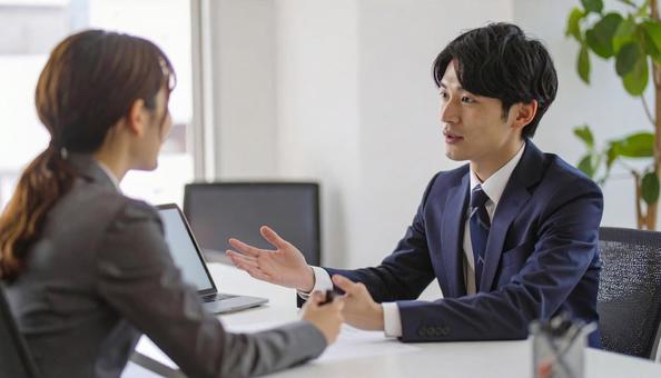 テーブルを囲んで会議するビジネスパーソン テーブルを囲んで会議するビジネスパーソンの写真