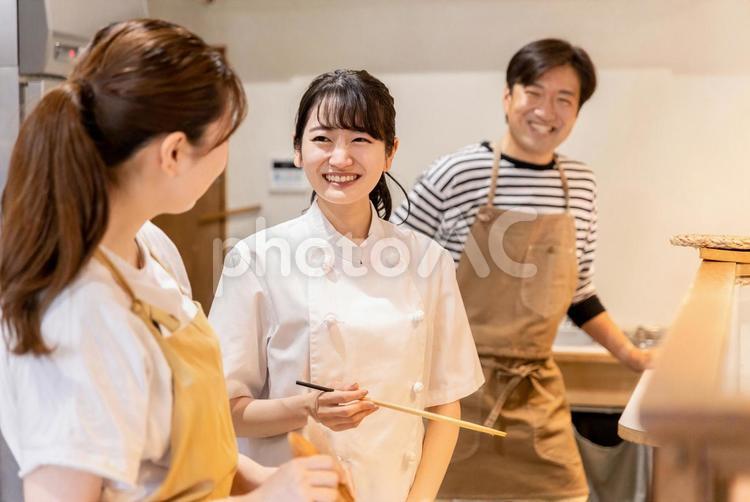 キッチンで料理を作る調理師とスタッフ 調理師,レストラン,シェフの写真素材