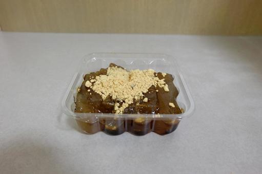 テイクアウトしたシンプルわらび餅（きな粉 わらび餅,いわきの早蕨,テイクアウトの写真素材