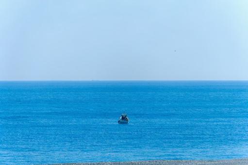 静かな青海に浮かぶ一隻の船 静かな青海に浮かぶ一隻の船の写真
