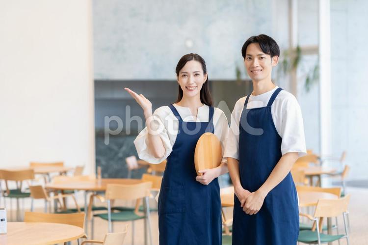 カフェで働く男女の店員 カフェ,店員,スタッフの写真素材