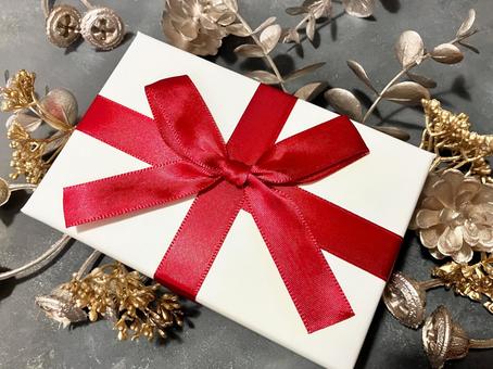 赤いリボンのギフトボックスと植物の飾り プレゼント,ギフト,クリスマスの写真素材