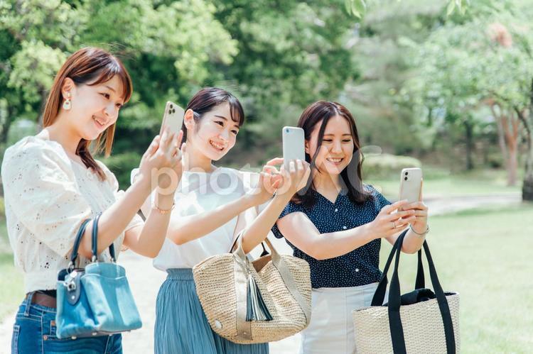 スマホを使う女性たち（アプリ・写真撮影） 旅行,観光,スマホの写真素材