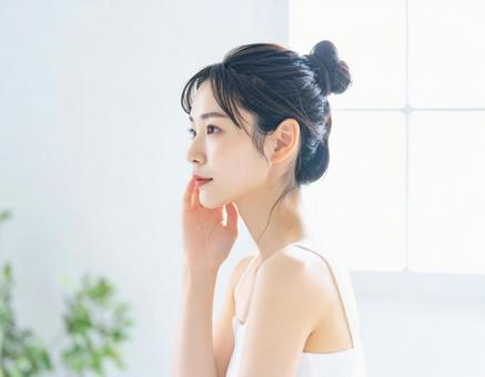 美容・スキンケア 女性 横顔 20 美容・スキンケア 女性 横顔 20の写真