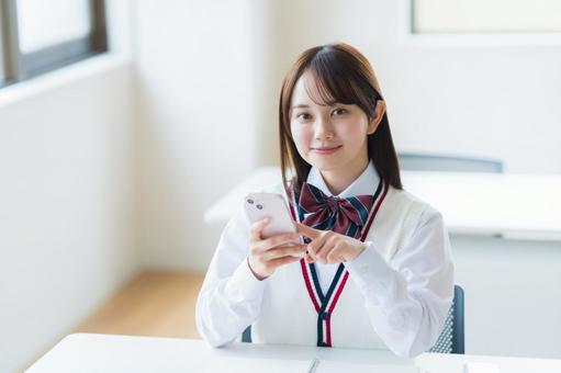 教室で勉強する学生 教室で勉強する学生の写真