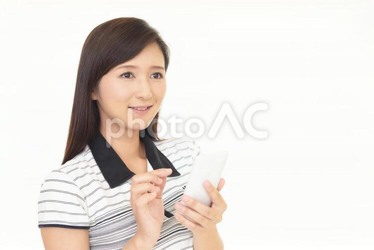 スマートフォンを持つ笑顔の女性 女性,スマートフォン,女の写真素材