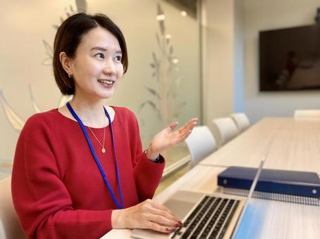 笑顔でミーティングをする社会人女性 笑顔でミーティングをする社会人女性 女性,笑顔,オフィスの写真素材