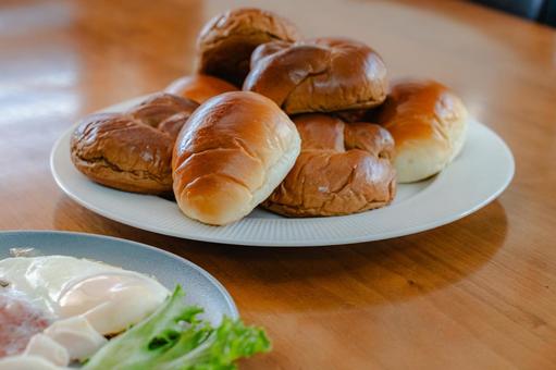 ロールパンと和洋の朝食セット ロールパンと和洋の朝食セット 朝食,朝ごはん,パンの写真素材