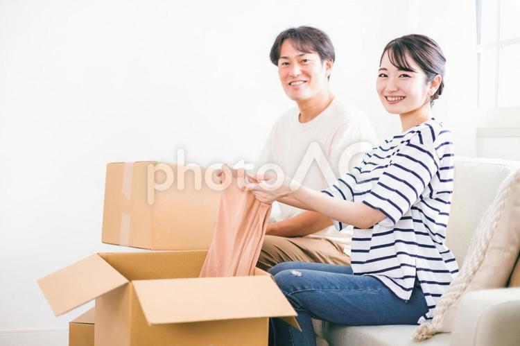 引越し作業で段ボールに荷物を詰める夫婦 引越し,荷物,夫婦の写真素材