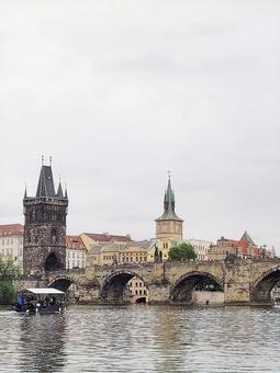 【チェコ】小雨のカレル橋とプラハ 【チェコ】小雨のカレル橋とプラハの写真
