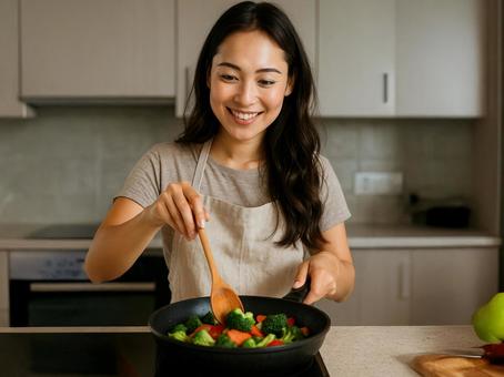 料理を楽しむ女性 料理を楽しむ女性の写真