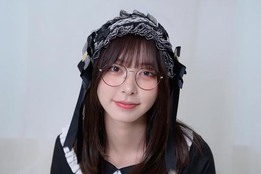 ベッドに腰掛けるメガネの地雷系女子 ベッドに腰掛けるメガネの地雷系女子 カメラ目線,眼鏡,メガネの写真素材
