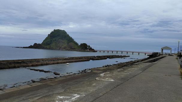 由良海岸のシンボル「白山島」 由良海岸のシンボル「白山島」の写真