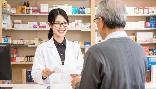 笑顔で働く薬剤師 笑顔で働く薬剤師の写真