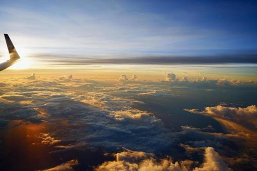 飛行機の窓から眺める夕焼け空 飛行機の窓から眺める夕焼け空 飛行機,窓,景色の写真素材