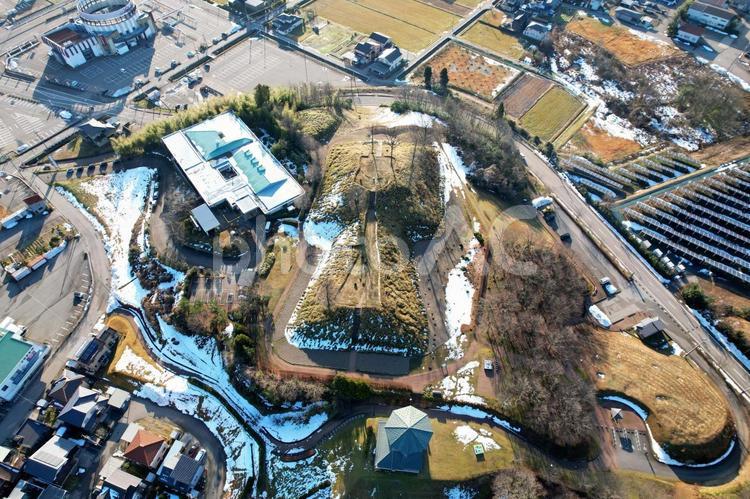 冬の氷見柳田布尾山古墳の空撮 古墳,富山,前方後方墳の写真素材