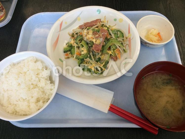 ゴーヤーチャンプルー定食（ご飯や味噌汁付 ゴーヤーチャンプルー,定食,沖縄の写真素材