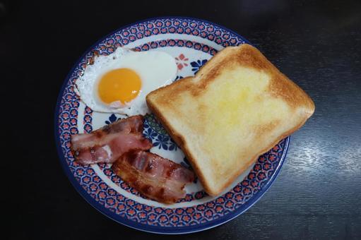洋風シンプル朝食(上から) 洋風シンプル朝食(上から) 朝食,目玉焼き,トーストの写真素材
