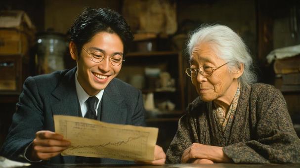 不気味な笑顔を浮かべる詐欺師と老女 不気味な笑顔を浮かべる詐欺師と老女の写真