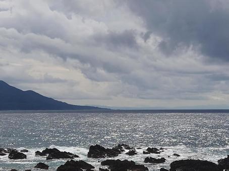 田舎の海 曇り空と日射し 田舎の海 曇り空と日射しの写真
