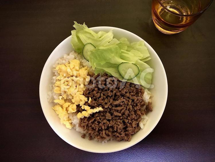 美味しそうな手作り卵そぼろ丼 そぼろ,そぼろ丼,卵の写真素材
