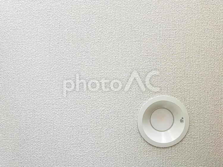 ダウンライト　照明　右寄せ　天井 ダウンライト,照明,火災報知器の写真素材