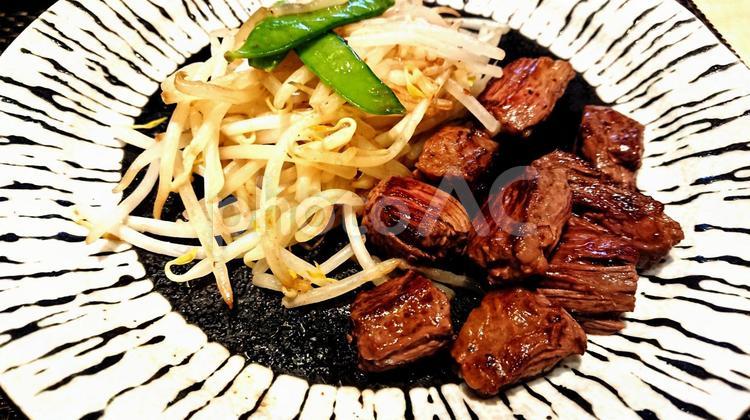 サイコロステーキともやし炒めの盛りつけ サイコロステーキ,ステーキ,肉の写真素材