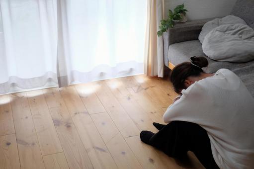 落ち込んでいる40代女性 女性,後ろ姿,ショックの写真素材