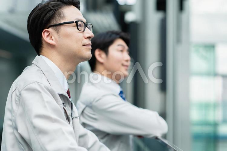 オフィスで働く男性エンジニア エンジニア,ビジネスマン,男性の写真素材