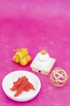 ピンク背景にちょろぎと鏡餅等の正月飾り ちょろぎ,鏡餅,正月の写真素材