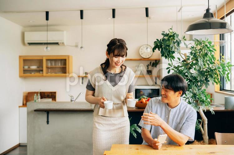スマホを見る男性と女性（コーヒー） スマホ,夫婦,スマートフォンの写真素材