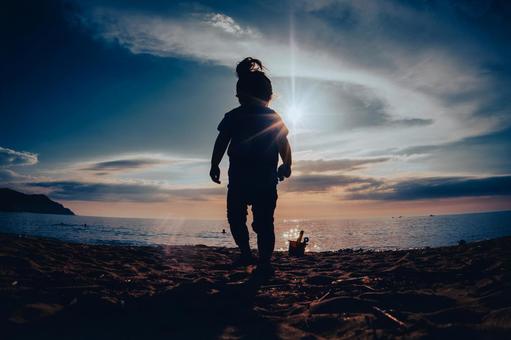 Backlit sea and children's silhouettes, JPG